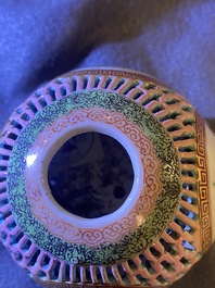 Een opengewerkte Chinese famille rose pomander, Yongzheng